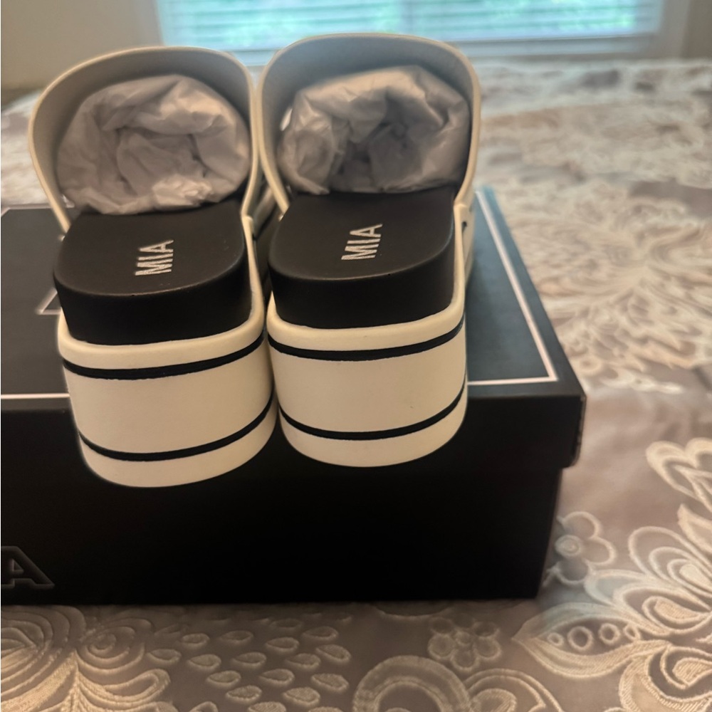 MIA White Platform Shoes with Classic Design - Picture 4 of 5